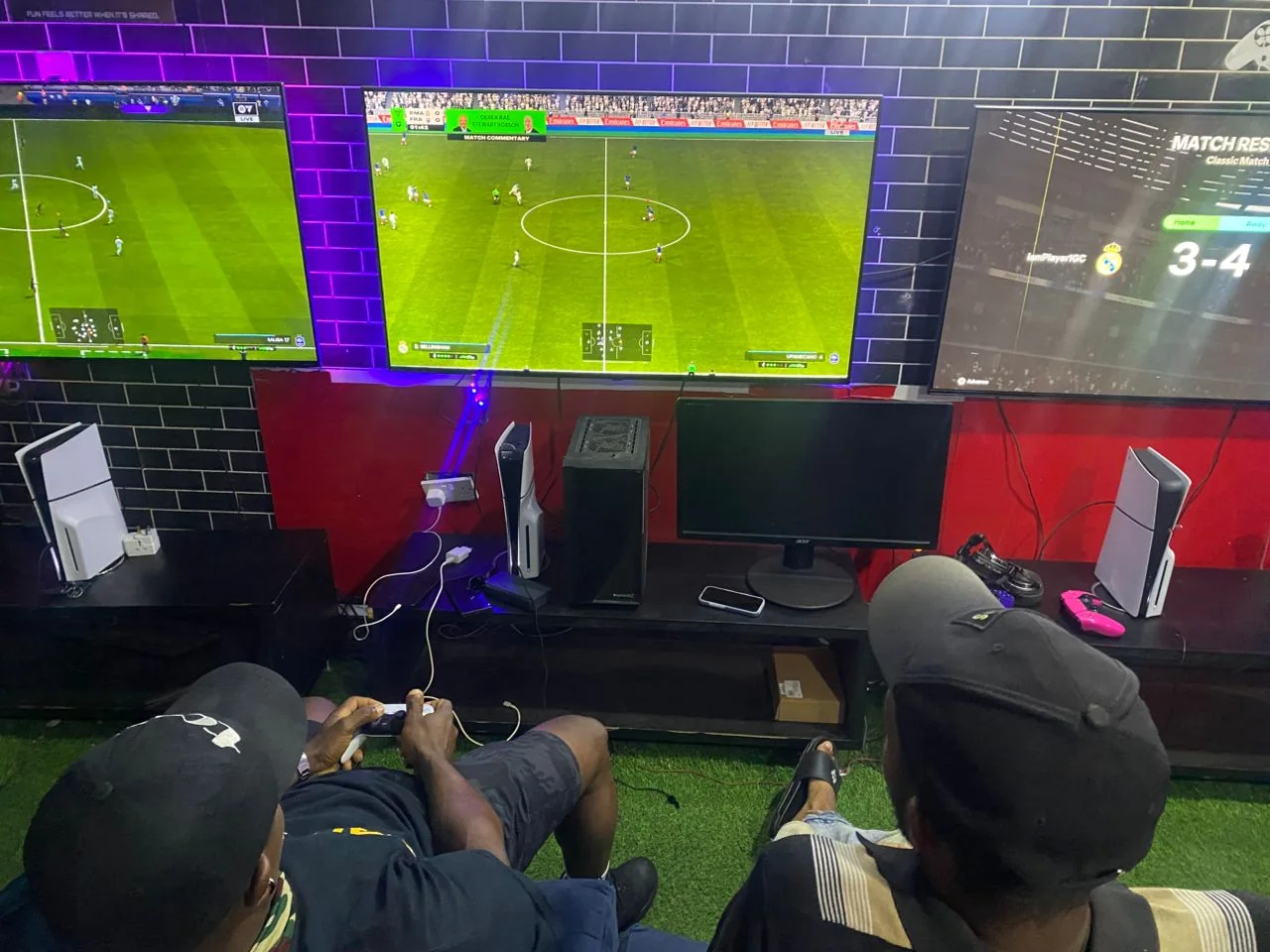 Multiscreen FC football PS5 gaming session at Player One Game Cafe